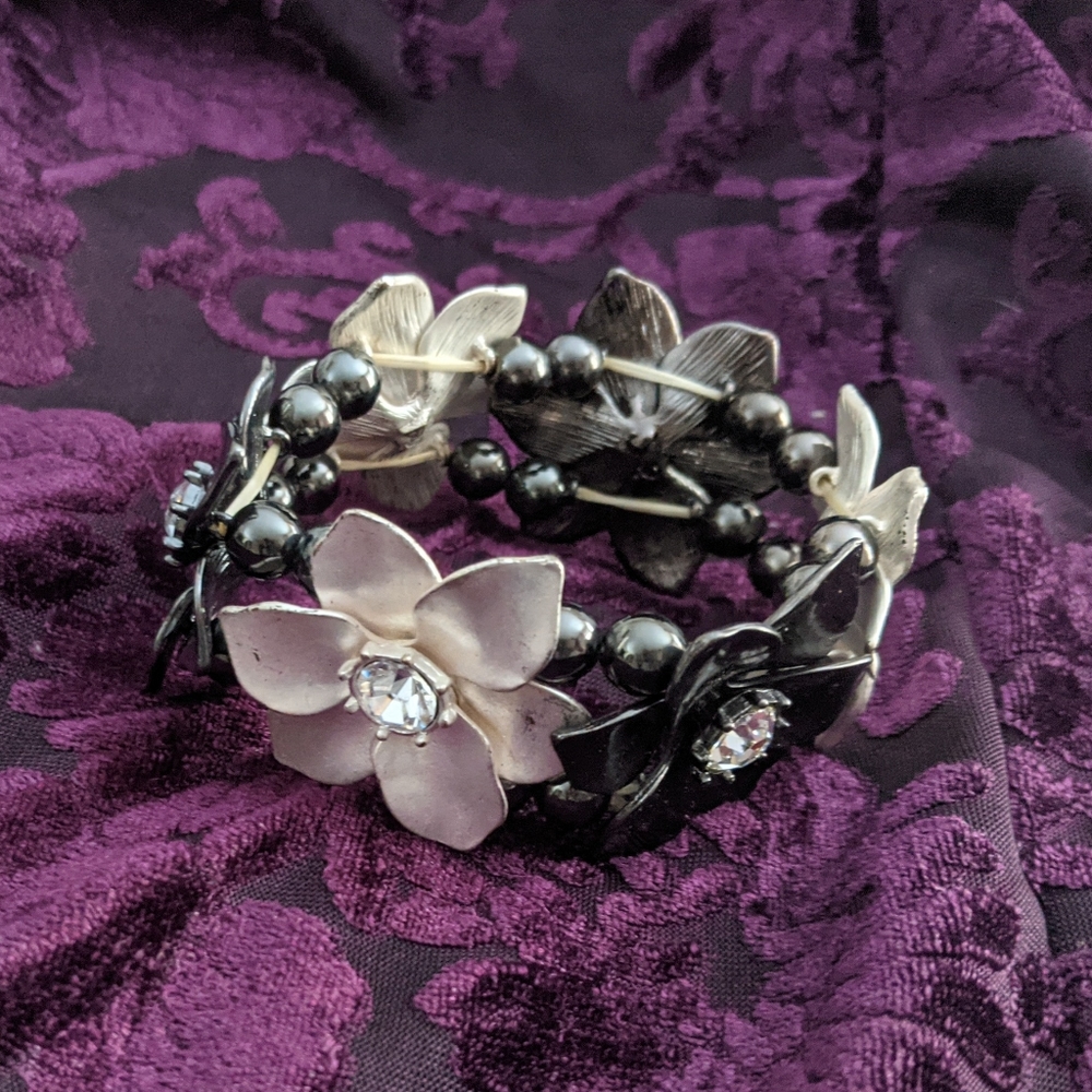 black and white flower stretch bracelet.